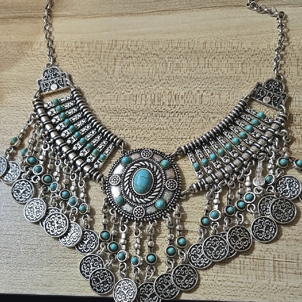 Vintage Bohemian Silver Tone and Dyed Howalite Bib Necklace💫
